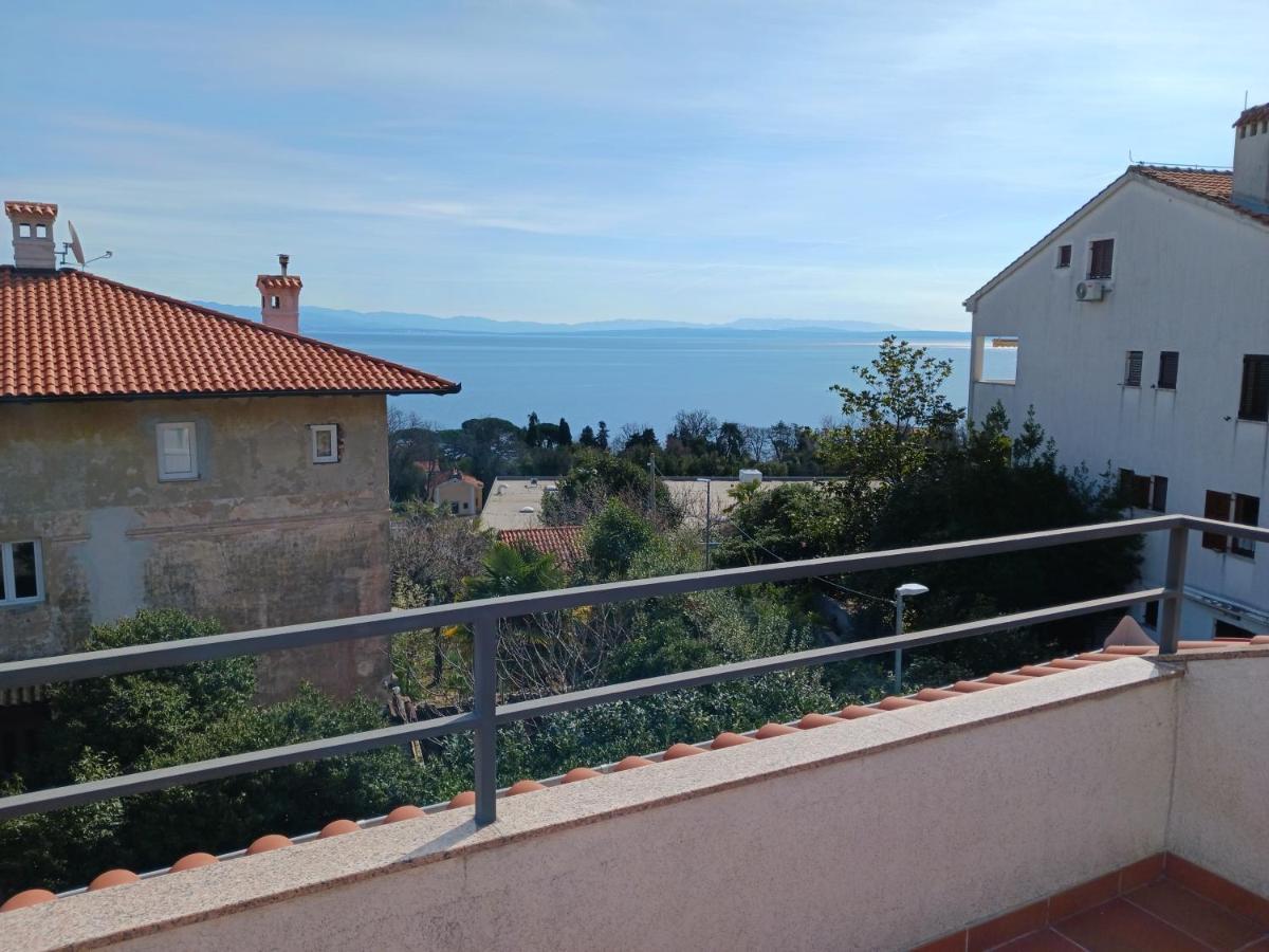 Apartment Lady Daniela Mit Meerblick In Lovran Exterior photo