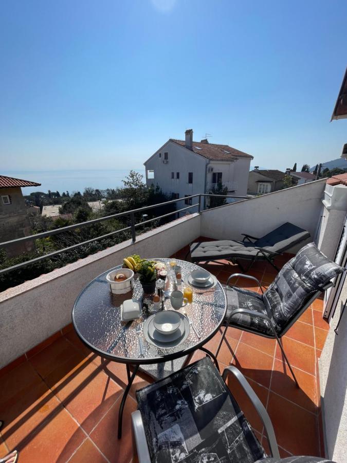 Apartment Lady Daniela Mit Meerblick In Lovran Exterior photo