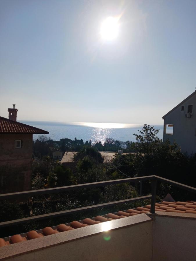 Apartment Lady Daniela Mit Meerblick In Lovran Exterior photo