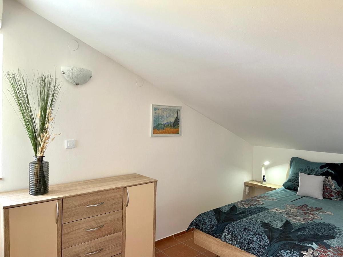Apartment Lady Daniela Mit Meerblick In Lovran Exterior photo